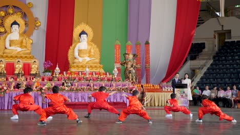 Los-Chinos-Shaolin-Realizan-Artes-Marciales-Chinas-Durante-El-Festival-De-Cumpleaños-De-Buda-En-El-Templo