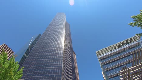 Conduciendo-Con-Vistas-A-Edificios-Masivos-Y-Modernos-En-Seattle-Y-Cielo-Azul-De-Verano