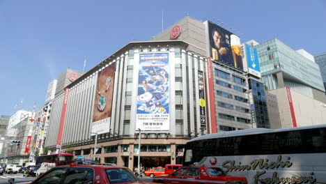 31-De-Julio-De-2019,-Tokio,-Japón:-Un-Lapso-De-Tiempo-De-Las-Compras-Ginza-De-Tokio-En-El-Cruce-Ginza-4-chome,-El-Punto-De-Referencia-De-Ginza