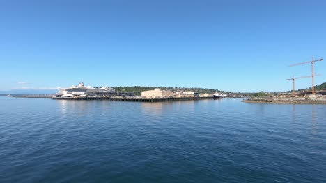 Navegando-Cerca-De-La-Costa-Y-Atraca-Con-Un-Crucero-De-Lujo-Anclado