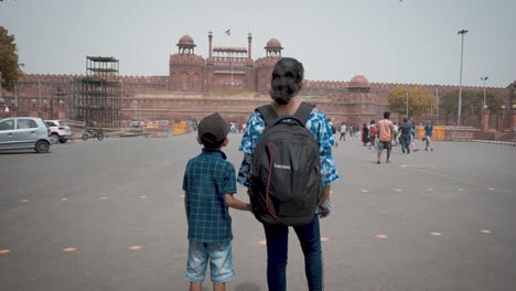 Hermano-Hermana-De-Pie-Contra-El-Antiguo-Monumento-Histórico-Fuerte-Rojo-Famoso-Destino-Turístico-En-Nueva-Delhi-India-Asia-Primer-Plano