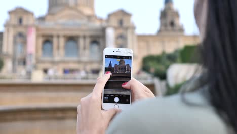 Chica-Tomando-Fotografías-Del-Histórico-Edificio-Arquitectónico-De-Barcelona