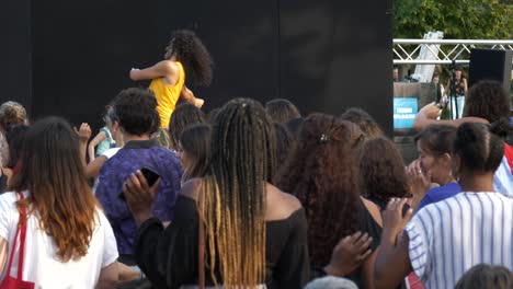 Gran-Grupo-Al-Aire-Libre-Aprendiendo-Danza-Del-Vientre-Clase-Al-Aire-Libre-Con-Entrenamiento-Masculino-En-El-Escenario