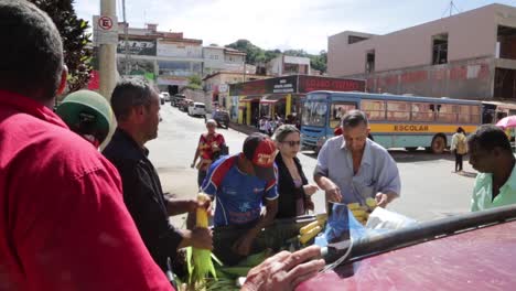 El-Hombre-Prepara-El-Maíz-Para-Venderlo-En-El-Mercado-Matutino,-En-Capelinha,-Minas-Gerais,-Brasil