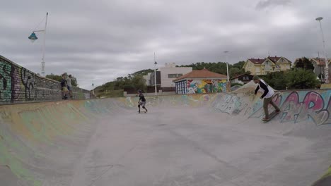 Dos-Patinadores-En-El-Parque-De-Patinetas-De-La-Playa-De-Somo