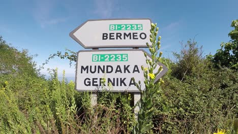 Straßenschild-Mit-Den-Städten-Des-Weltberühmten-Mundaka-Surf-Break