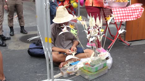 Asiatischer-Handwerker-Auf-Dem-Markt-Im-Freien