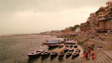 Lapso-De-Tiempo-De-Grado-De-Color-Hd-Profesional-Del-Río-Ganges-En-El-Ghat-De-Varanasi