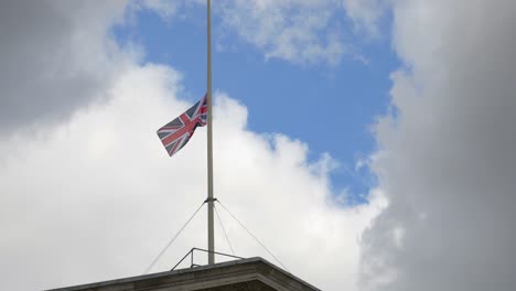 Totale-Des-Union-Jack,-Der-Auf-Halbmast-Auf-Dem-Gebäude-Der-Bank-Of-England-In-Der-City-Of-London-Fliegt