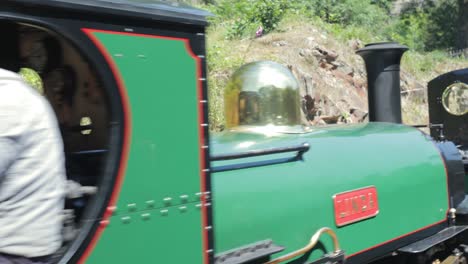 Linda---Trenes-De-Vapor-De-Vía-Estrecha-Blanche-Construidos-En-1893-Llegan-A-La-Estación-Tan-y-bwlch,-Ferrocarril-Ffestiniog,-Snowdonia,-Gales---Primer-Plano,-4k-23