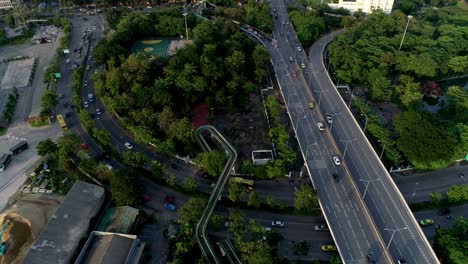 Inclinación-Aérea-Hacia-Arriba-Del-Paso-Elevado-De-La-Autopista-Y-Revelación-De-La-Ciudad