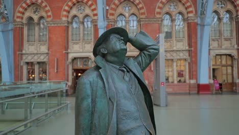 Estatua-De-John-Betjeman-Mirando-Hacia-El-Techo-De-La-Estación-De-Tren-De-St-Pancras---Close-up-Slomo-60fps