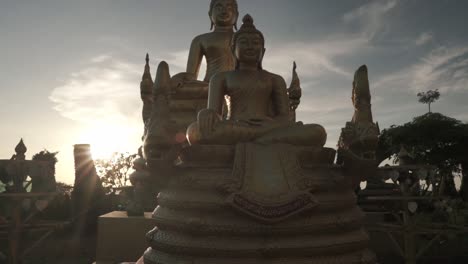Bewegung----Wahrzeichen-Und-Aussichtspunkt-Goldene-Buddhastatue-Mit-Schlangen-Am-Großen-Buddhamonument-In-Phuket,-Thailand----Blauer-Himmel-Und-Vogel,-Der-Die-Schwenk--Und-Neigeaufnahme-überquert----Stabilisierte-Full-hd-aufnahme