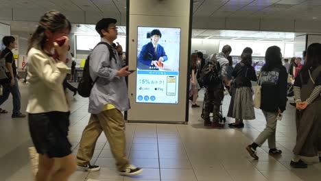 Menschen-An-Einem-Japanischen-Bahnhof,-Die-An-Ihrem-Ziel-Vorbeigehen