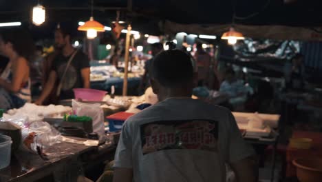 Vendedor-De-Frutas-Cortando-Coco-Abierto-Para-La-Venta,-Comida-Callejera-En-Tailandia