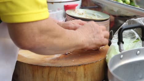 El-Chef-Asiático-Prepara-Una-Envoltura-Vegetal-Al-Estilo-Tailandés,-De-Cerca