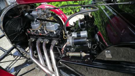 Rojo-1939-Morgan-4-4-&#39;le-Mans&#39;---Bajo-El-Detalle-Del-Motor-Del-Capó---Slomo---Coche-Deportivo-Descapotable-En-La-Campiña-Inglesa-En-Un-Día-Perfecto