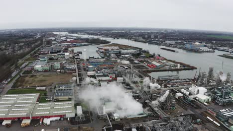 Vista-Aérea-De-La-Planta-Química-De-Dordrecht-Dupont-Al-Lado-Del-Río-Merwede