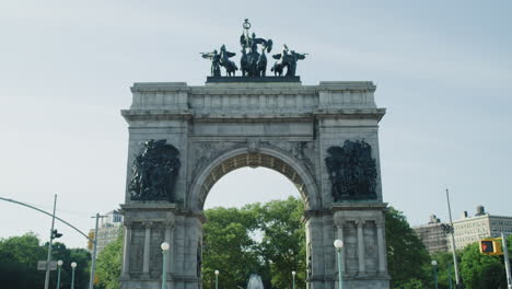 Grand-Army-Plaza,-Brooklyn,-New-York-An-Einem-Heißen-Sommertag