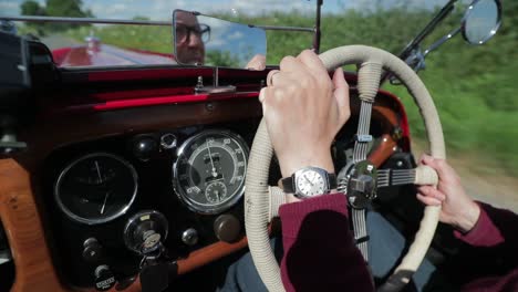 Rojo-1939-Morgan-4-4-&#39;le-Mans&#39;---Dash-View---Slomo---Coche-Deportivo-Descapotable-En-La-Campiña-Inglesa-En-Un-Día-Perfecto