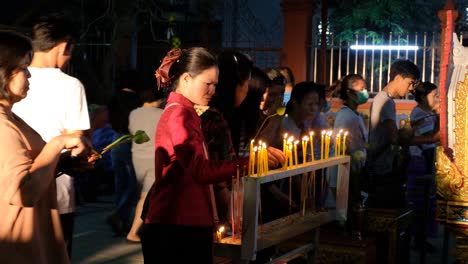 Multitud-De-Fieles-Encienden-Velas-En-El-Día-De-Makha-Bucha-En-Bangkok