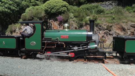 Linda-blanche-Schmalspur-dampfzüge-Gebaut-1893-Dampf-Aus-Tan-y-bwlch-Station,-Ffestiniog-Eisenbahn,-Snowdonia,-Wales-Ziehen-Touristenkutschen,-Slomo-60fps