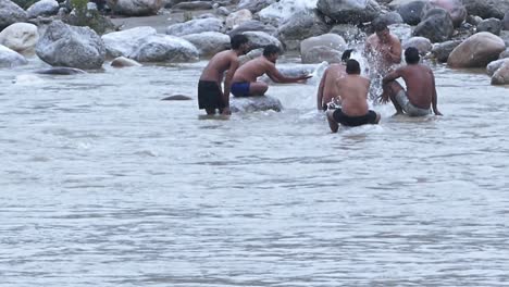 Amigos-Disfrutando-De-Los-Ghats-Del-Río-Ganges-En-Rishikesh,-India