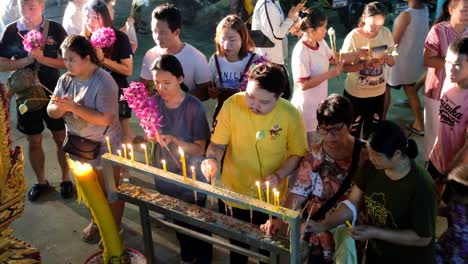 Los-Adoradores-Budistas-Encienden-Velas-En-El-Día-De-Makha-Bucha,-Tailandia