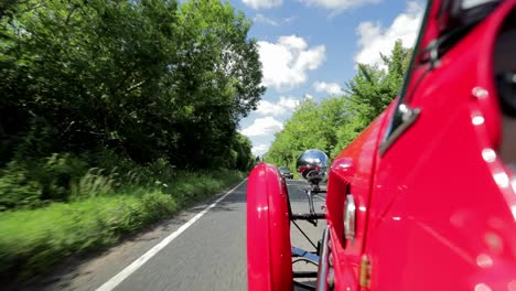 Roter-1939-Morgan-4-4-&#39;le-Mans&#39;---Neben-Der-Straße---Slomo---Offener-Sportwagen-In-Englischer-Landschaft-An-Einem-Perfekten-Tag