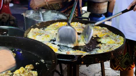 Muchos-Huevos-Fritos-En-Una-Gran-Sartén-Negra-De-Hierro