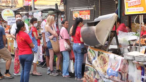 Gente-Esperando-Comida-Callejera-Asiática-Durante-Las-Celebraciones-Del-Año-Nuevo-Chino