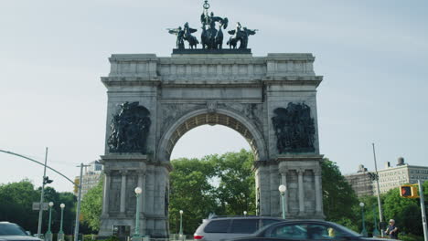 Grand-Army-Plaza,-Brooklyn,-NY-on-a-hot-summer-day