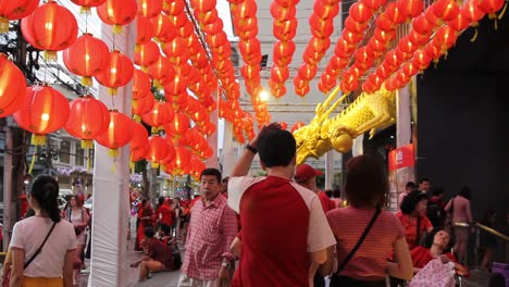 Farolillos-Rojos-Decorativos-Con-Turistas-Disfrutando-Del-Año-Nuevo-Chino