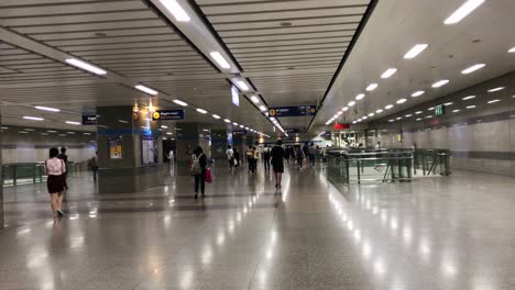 Ein-Blick-Auf-Geschäftsleute,-Die-In-Der-U-Bahn-Station-Spazieren-Gehen-Und-Von-Der-Arbeit-Nach-Hause-Kommen