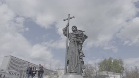 Monument-of-prince-Vladimir-the-Great-in-Moscow-downtown,-Russia