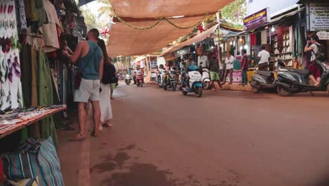 Hd---Lapso-De-Tiempo-Clasificado-En-Color-De-Un-Mercado-Hippie-Al-Lado-De-La-Calle-En-Goa,-India