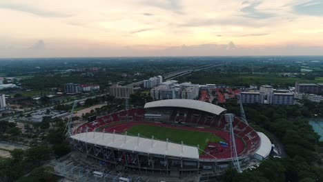 Drone-Volando-Sobre-El-Estadio-De-Fútbol-Durante-La-Puesta-De-Sol