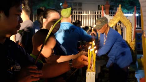 Adoradores-Colocando-Velas-Para-El-Día-De-Makha-Bucha-En-La-Noche