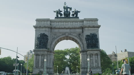 Grand-Army-Plaza,-Brooklyn,-New-York-An-Einem-Heißen-Sommertag