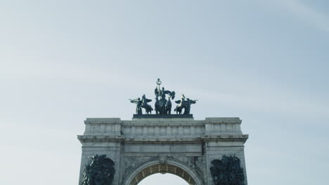 Grand-Army-Plaza,-Brooklyn,-NY-on-a-hot-summer-day