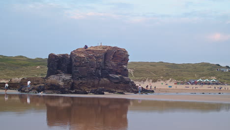 La-Gente-Juega-Y-Se-Reúne-Alrededor-De-La-Roca-De-La-Capilla-En-La-Playa-De-Perranporth