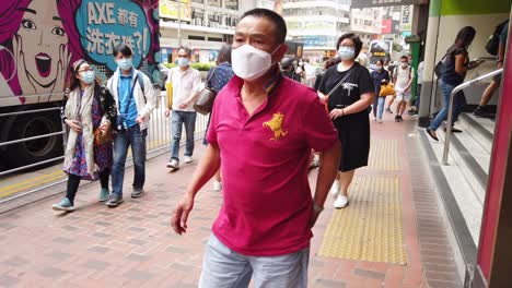 Ejecutante-De-La-Calle-Tocando-Una-Guitarra-En-El-Centro-De-Hong-Kong-Con-Los-Lugareños-Que-Pasan