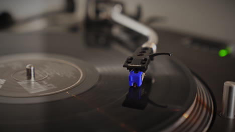 Der-Legendäre-Technics-Sl1200-Mk2-Plattenspieler-Spielt-Eine-Platte-Mit-Einem-Jive-Label