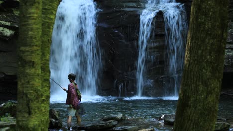 Un-Joven-Pesca-Debajo-De-Seneca-Falls,-Una-Gran-Cascada-Ubicada-A-Lo-Largo-De-Seneca-Creek,-Dentro-Del-área-Recreativa-Nacional-Spruce-Knob-seneca-Rocks-En-Virginia-Occidental