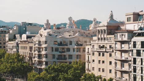 Casa-Mila,-Auch-Bekannt-Als-La-Pedrera,-Am-Paseo-De-Gracia,-Barcelona