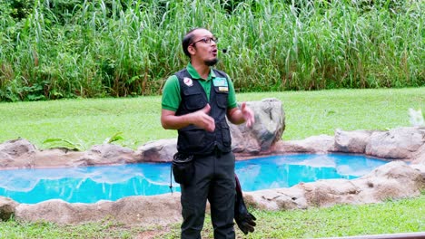 Guardián-Del-Zoológico-Y-Entrenador-Con-Búho-En-La-Mano-Explicando-Al-Público-Sobre-Los-Animales