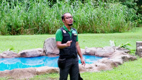 Guardián-Del-Zoológico-Y-Entrenador-Con-Búho-En-La-Mano-Explicando-Al-Público-Sobre-Los-Animales