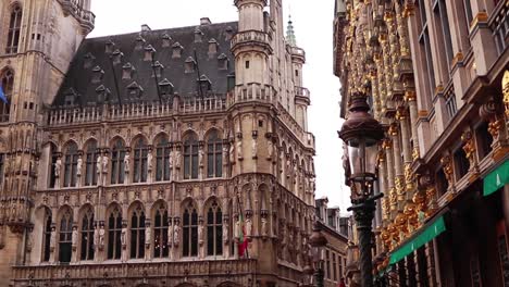 Primer-Plano-Panorámico-De-Una-Ventana-De-Una-Tienda-De-Discos-Antiguos-Que-Muestra-Discos-De-Vinilo-En-Bruselas,-Bélgica