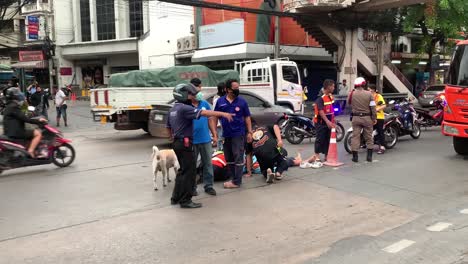 Víctima-De-Motociclista-Tirada-En-La-Intersección-De-La-Carretera-Rescatada-Por-Agentes-De-Tránsito,-Martes-Por-La-Mañana-Del-23-De-Junio-De-2020-En-Bangsue,-Bangkok,-Tailandia---Cámara-Lenta