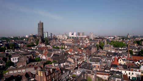 Vista-Aérea-De-La-Torre-De-La-Catedral-Medieval-De-Dom-En-Andamios-En-El-Centro-De-La-Ciudad-Holandesa-De-Utrecht-Que-Se-Eleva-Sobre-El-Paisaje-Urbano-Contra-Un-Cielo-Azul-Que-Revela-Hacia-Abajo-El-árbol-Y-El-Parque-De-La-Ciudad-Con-Fuente